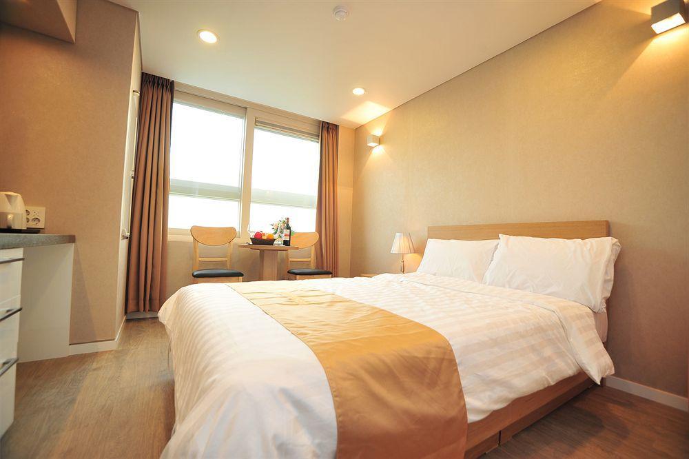 Golden Forest River Apartment